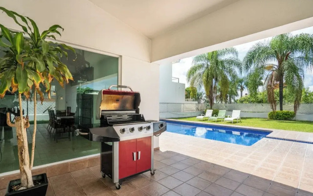 Spacious 5 Bedroom Oasis with Pool & BBQ