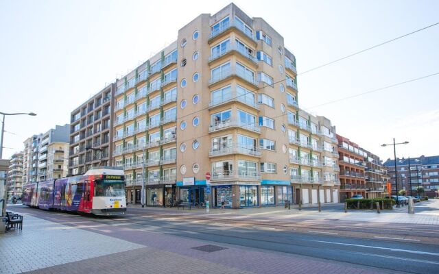 Apartment Near Zeedijk With Sea View