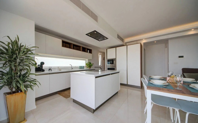 Luxury Penthouse With Private Pool and sea Views, Sleeps 6