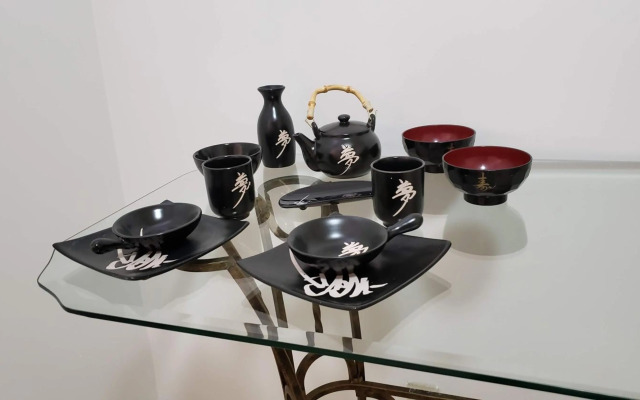 Descanse na rede da varanda sob as árvores.