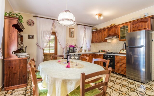 Stunning Home in Ika With 4 Bedrooms and Wifi