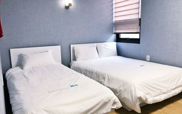 Roadhouse Shinchon - Hostel