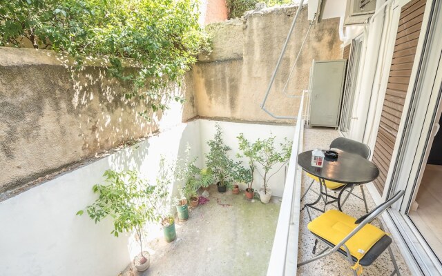 Central & Cozy Apartment With Balcony