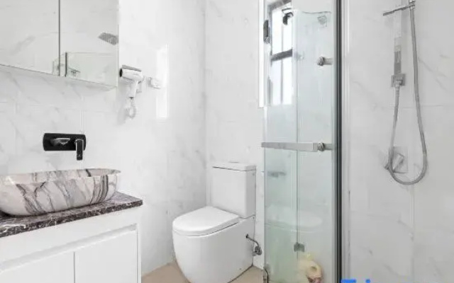 Cozy & Well-Located Room – Steps from Transit & University