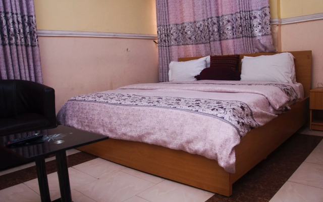 Maxton Suites