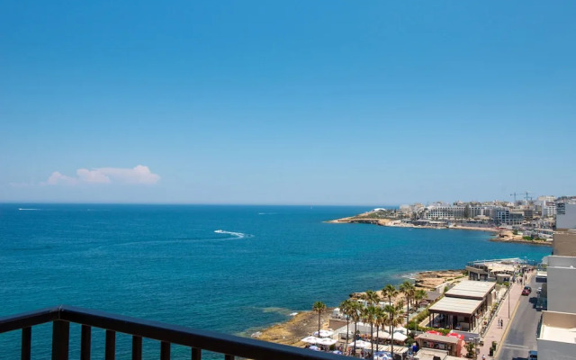 Islet Seafront Penthouse with Hot tub