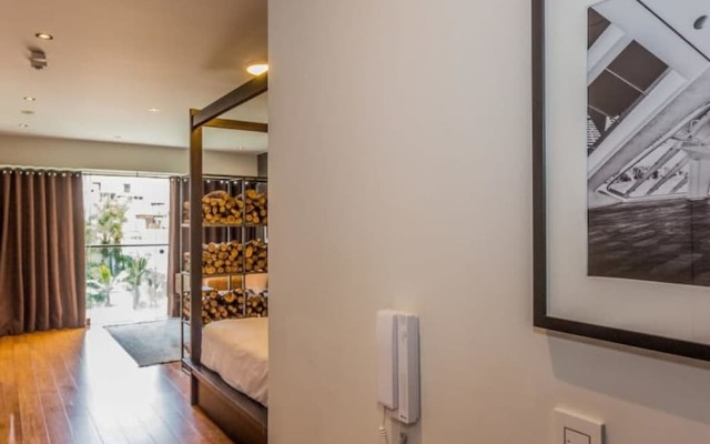 w Industrial Loft With Balcony in Barranco