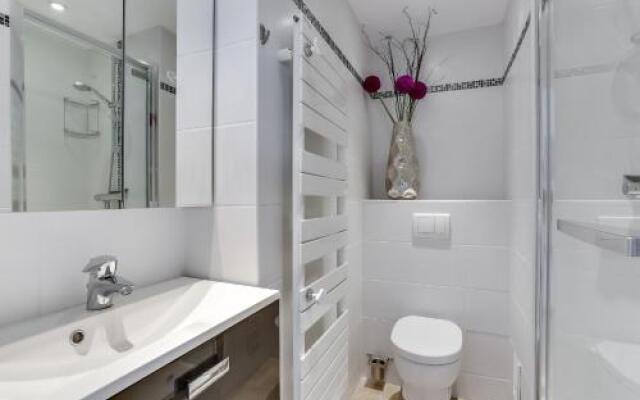 Wonderful fully renovated 2BR on the last floor.
