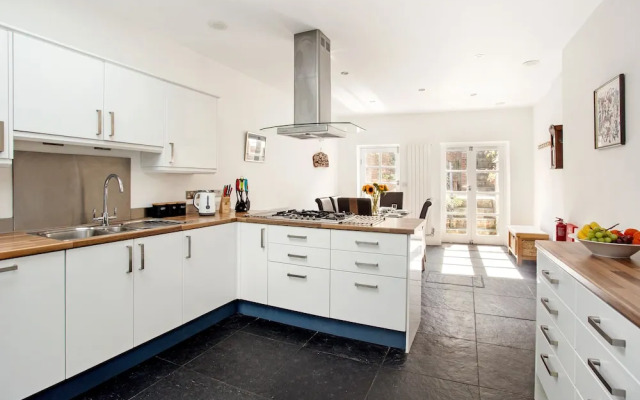 Peaceful Elevated Residential Area - Walk to City