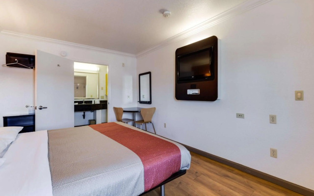 Motel 6 San Jose, CA - Convention Center