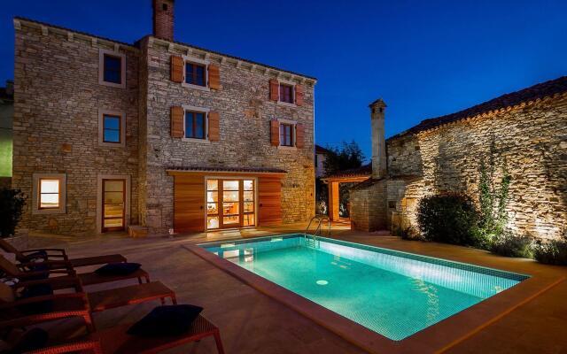 Beautiful villa consisting of two houses with private pool, near Pula and beach