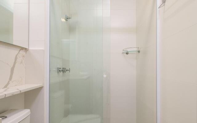 Apto confortável e completo em prédio novo JPR211