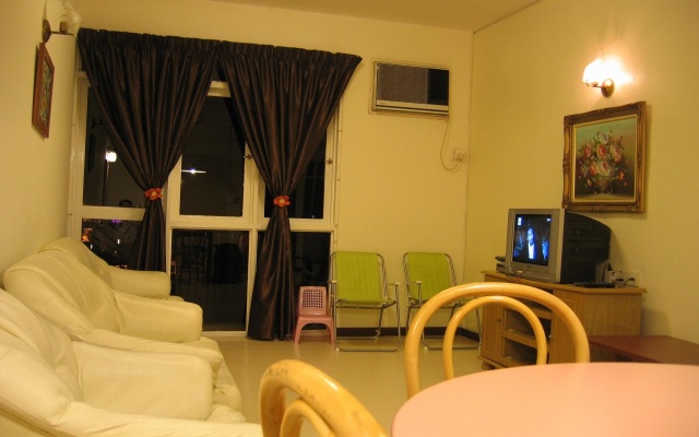 Sunshine Bayu Emas Apartment – Guest Rooms – Batu Ferringhi