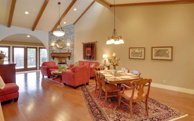 Beautiful Central Fayetteville Townhome w/ Views!