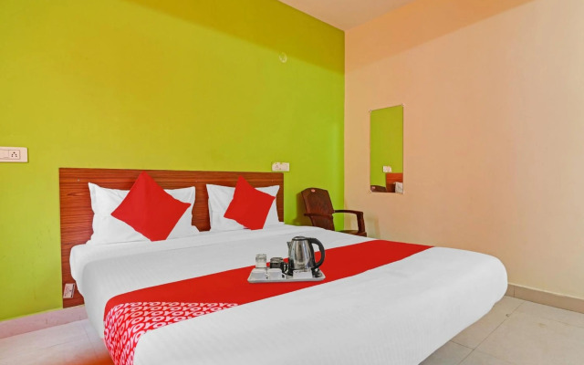 Super OYO 90936 Dk Reddy Square