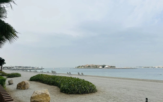 StoneTree - Luxurious 1 BR with Private Beach Access
