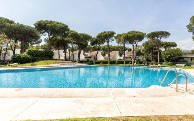 Beachside cosy apartment with pool