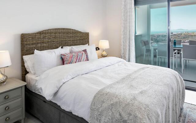 LAE23i- Apotel Estepona Hills by roomservices