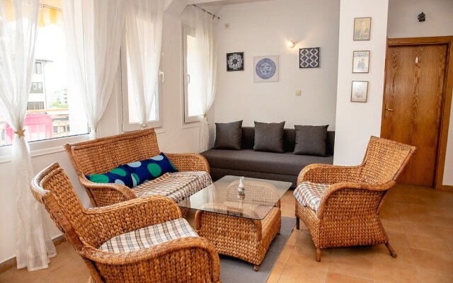 FM Premium 1-BDR Apartment with Parking - Azure Joy