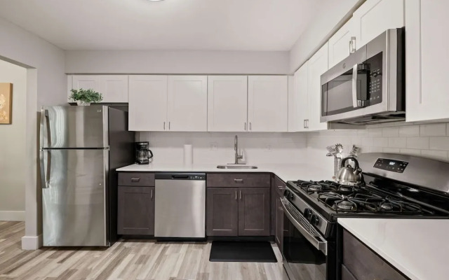 Beautiful 2BR 2BA Apartment With Modern Design