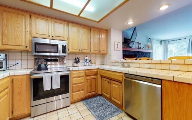 Silver Bear 21 Updated, Light and Bright, Walk to Canyon Lodge and Gondola by RedAwning