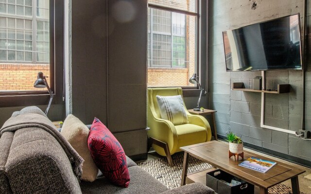 Strip District Apts with Wifi by Frontdesk