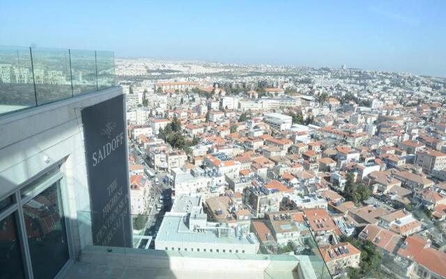 Luxury 4 br/3 bath, city center