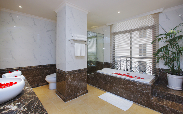 MerPerle Crystal Palace Hotel
