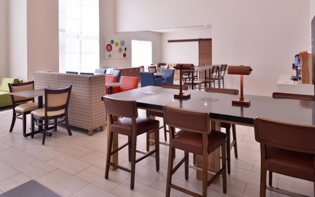 Holiday Inn Express Farmington - Bloomfield by IHG