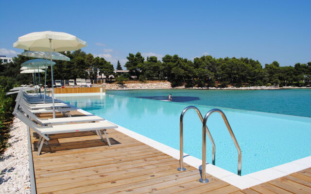 Crvena Luka Resort