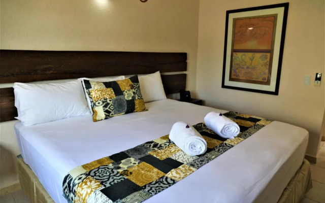 12 Bees Hotel