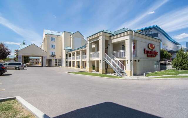 Econo Lodge Inn & Suites University