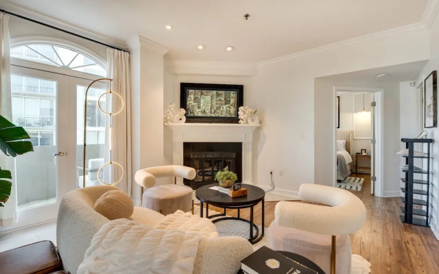 Luxury Atlanta Rental w/ Balcony: Near Buckhead!