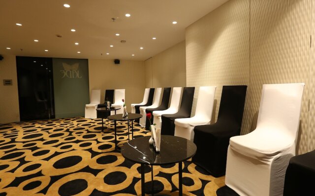 Capital O 18902 The Ornate