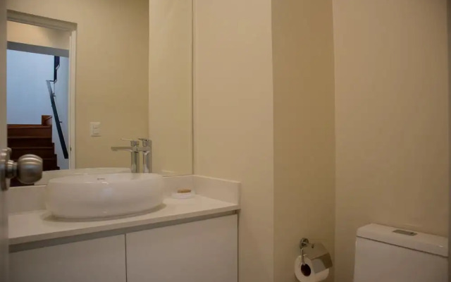 w Modern 3BR w Balcony Near Kennedy Park