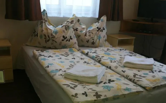Csiszar Panzio es Apartmanhaz