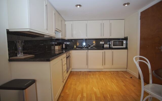 Bright, Spacious Old Town Flat for 6