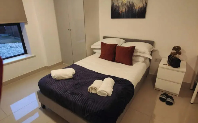 Leeds 3 Bed En-suites Apartment Retreat- Sleeps 9