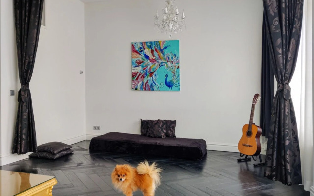 Dina Perla Lodges shared home in museum district