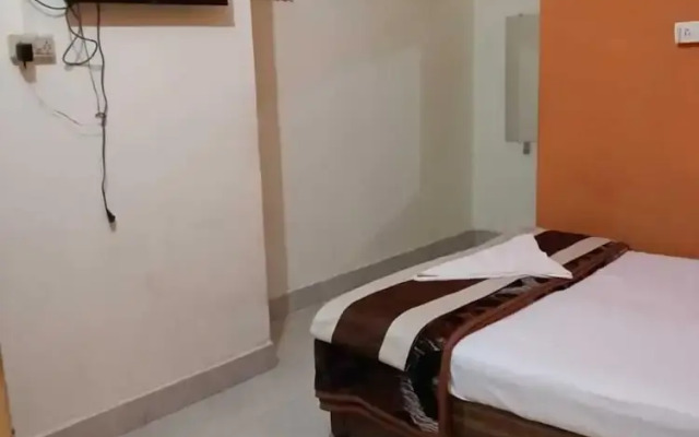OYO 70117 Shivanand Hotel