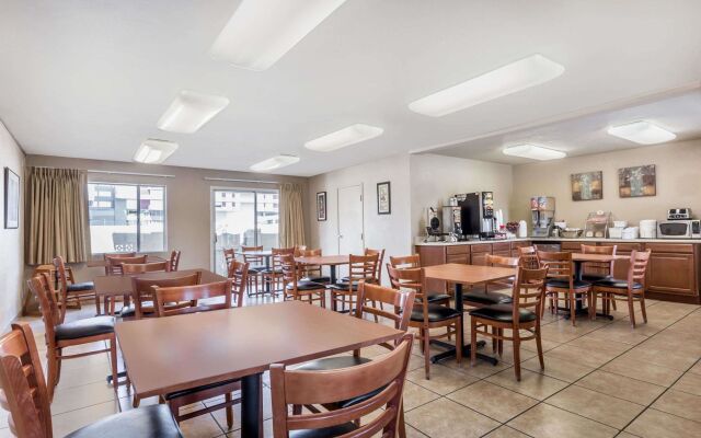 Super 8 by Wyndham Tempe/ASU/Airport
