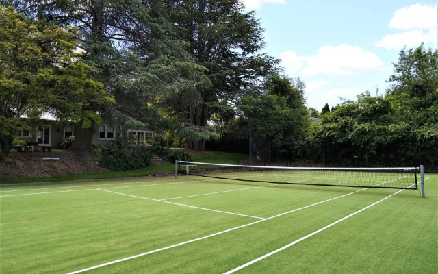 Robin Hill Manor - rambling retreat & tennis court