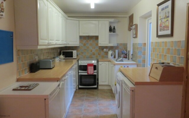 The Garden Flat Tucked Away Close To Amenities
