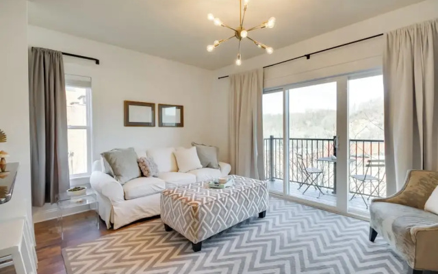 Walkable Lynchburg Condo w/ Private Balcony