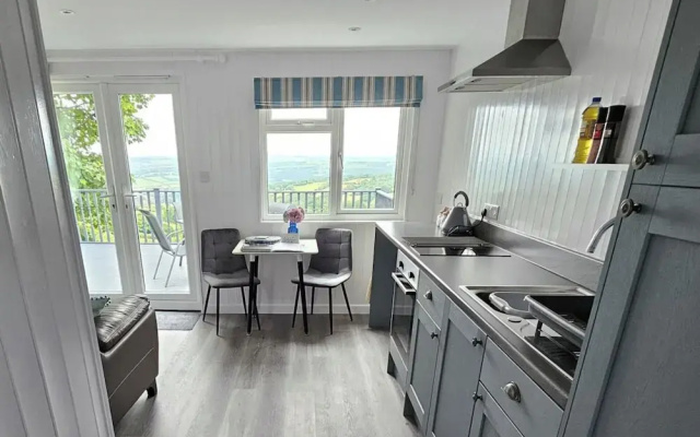 1 Bed Cabin-sleeps 2, Hot Tub, Garden, Views, Pets