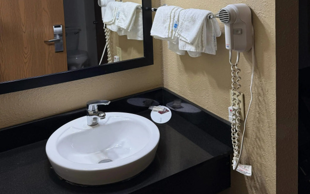 Super 8 by Wyndham Mendota I-39