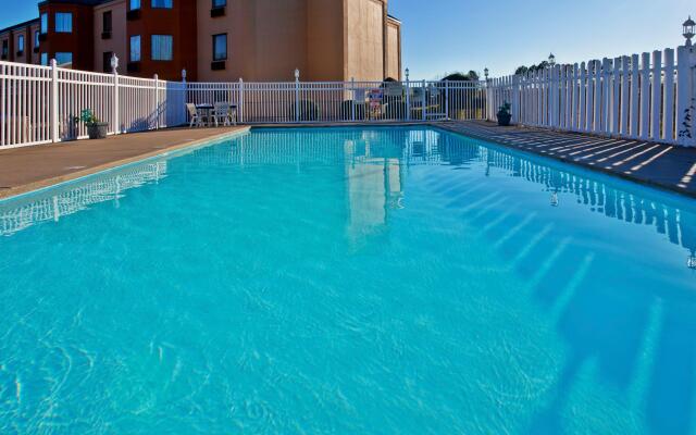 Holiday Inn Express Hotel & Suites Spence Lane by IHG