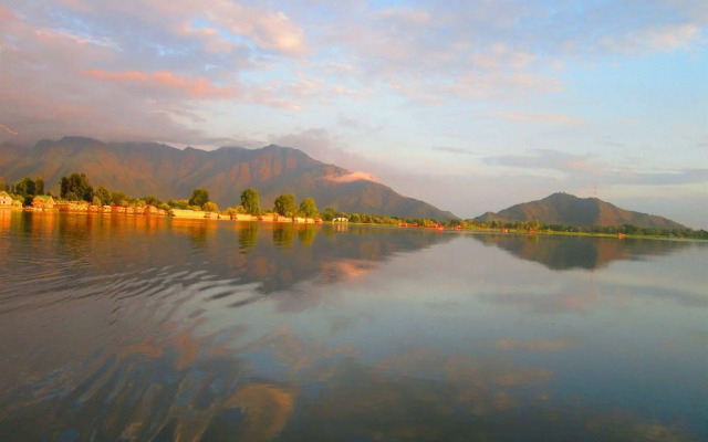 Wangnoo Houseboats