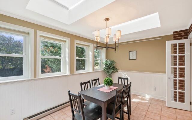 Beautiful 3br/3ba Colonial House by Cozysuites