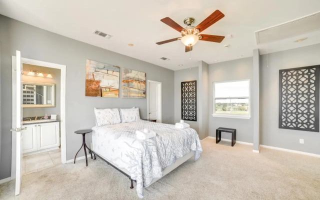 Oceanfront Galveston Beach House: Steps to Sand!